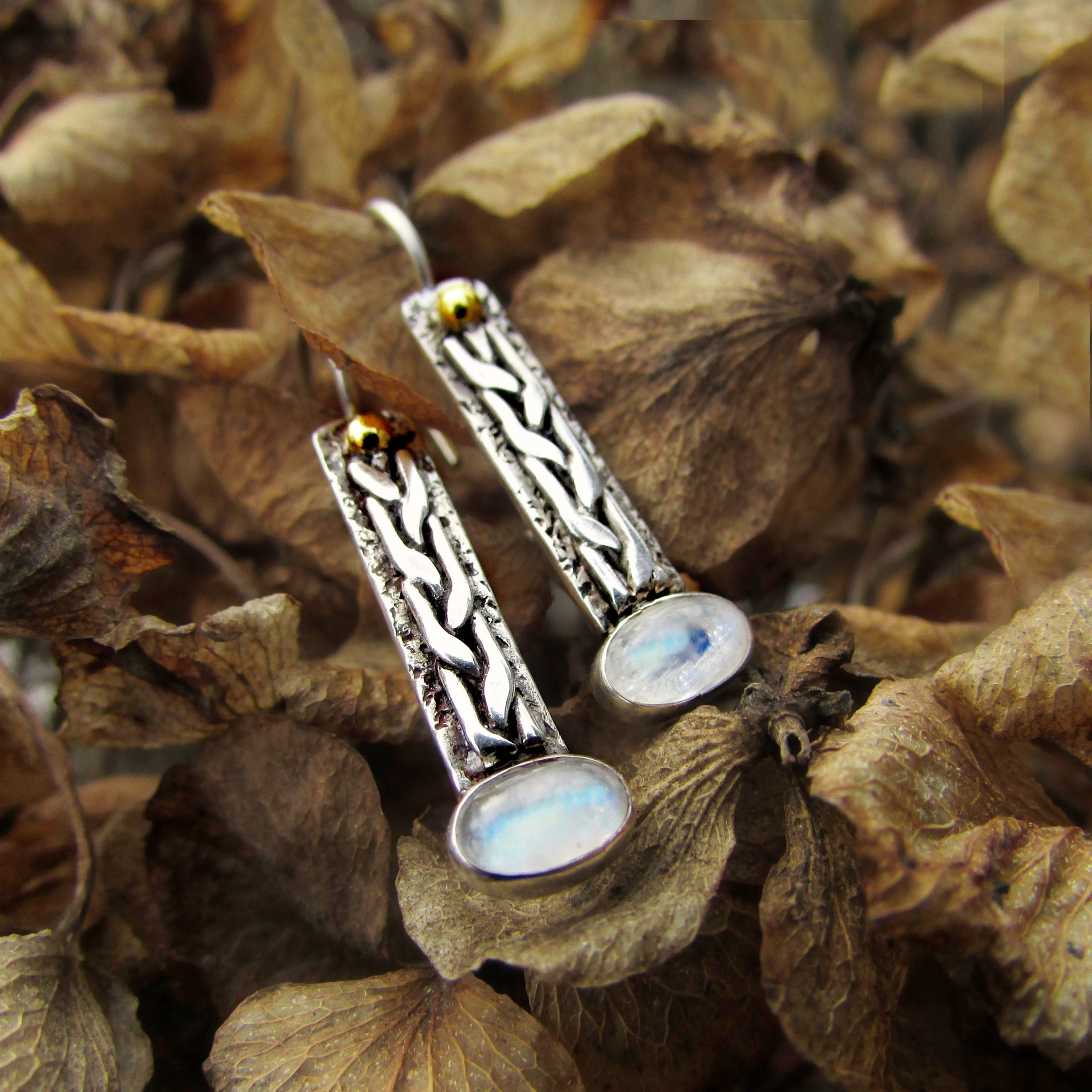 Stříbrné romantické náušnice s měsíčními kameny