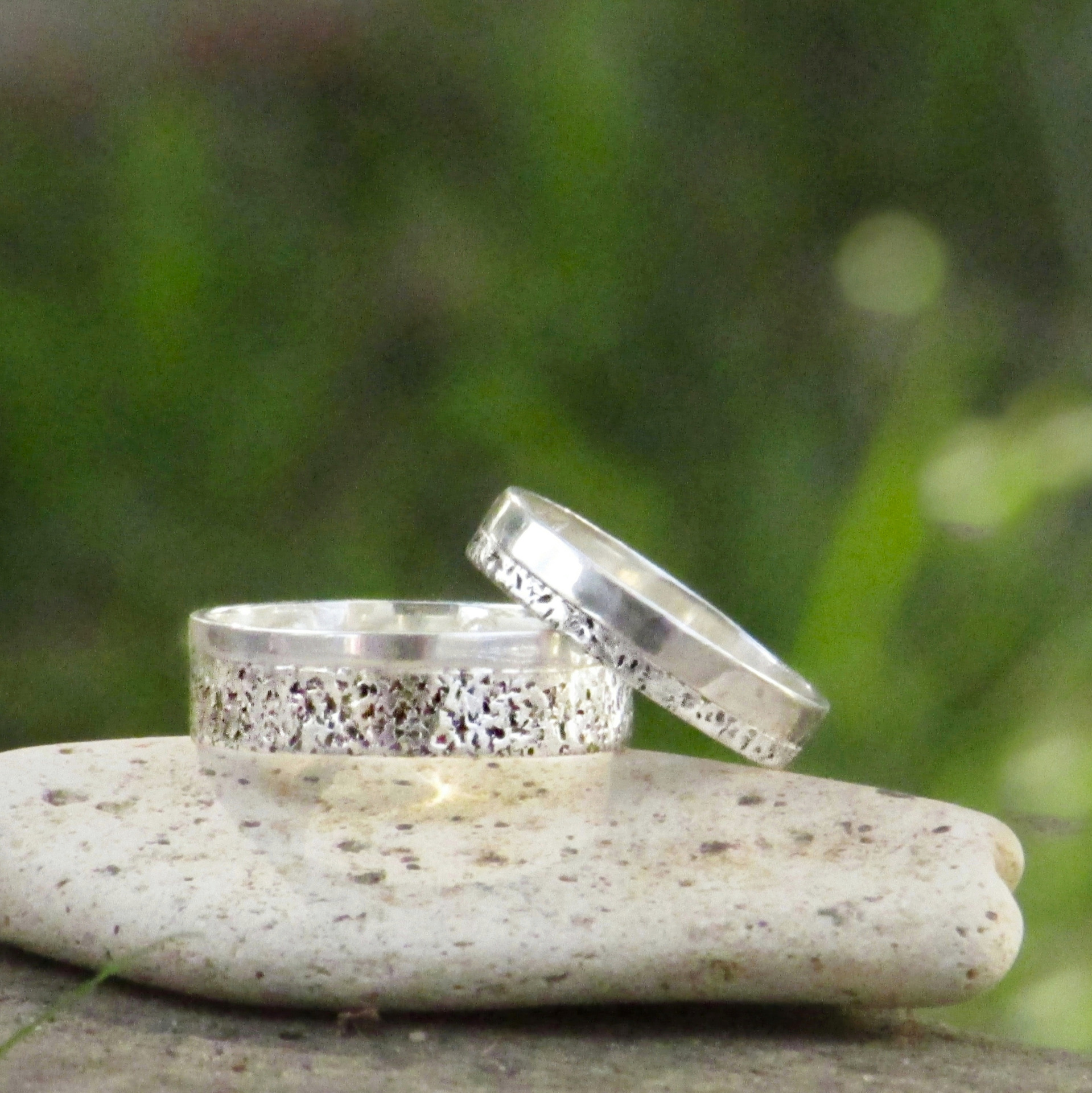 Robustní kované snubní prsteny