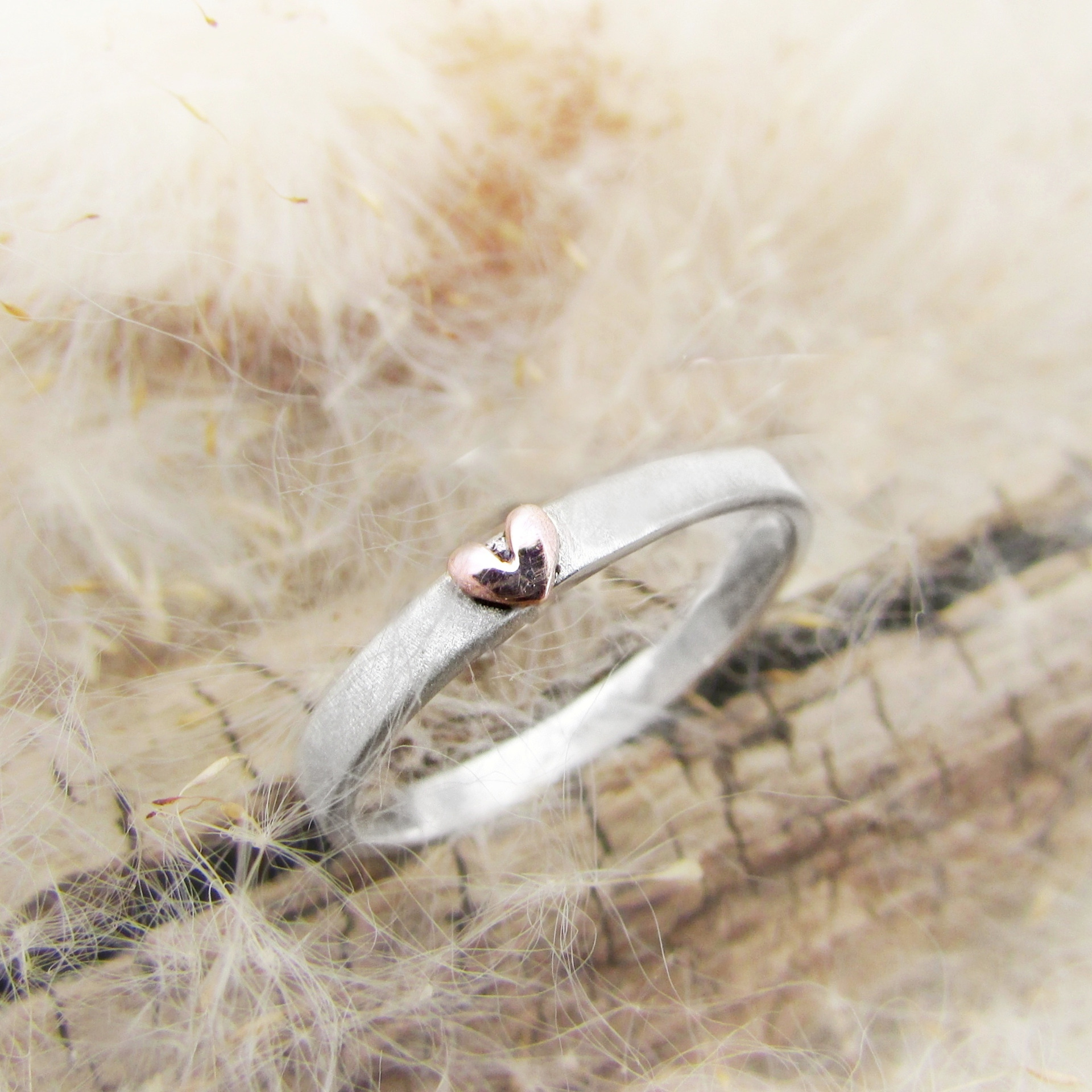 Stříbrný prstýnek s růžovým srdíčkem, ruční výroba