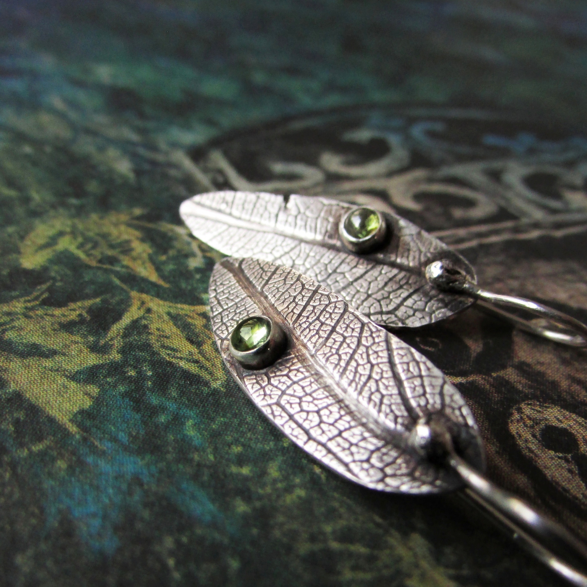 Stříbrné lístky s turmalíny, ručně vyrobené náušnice