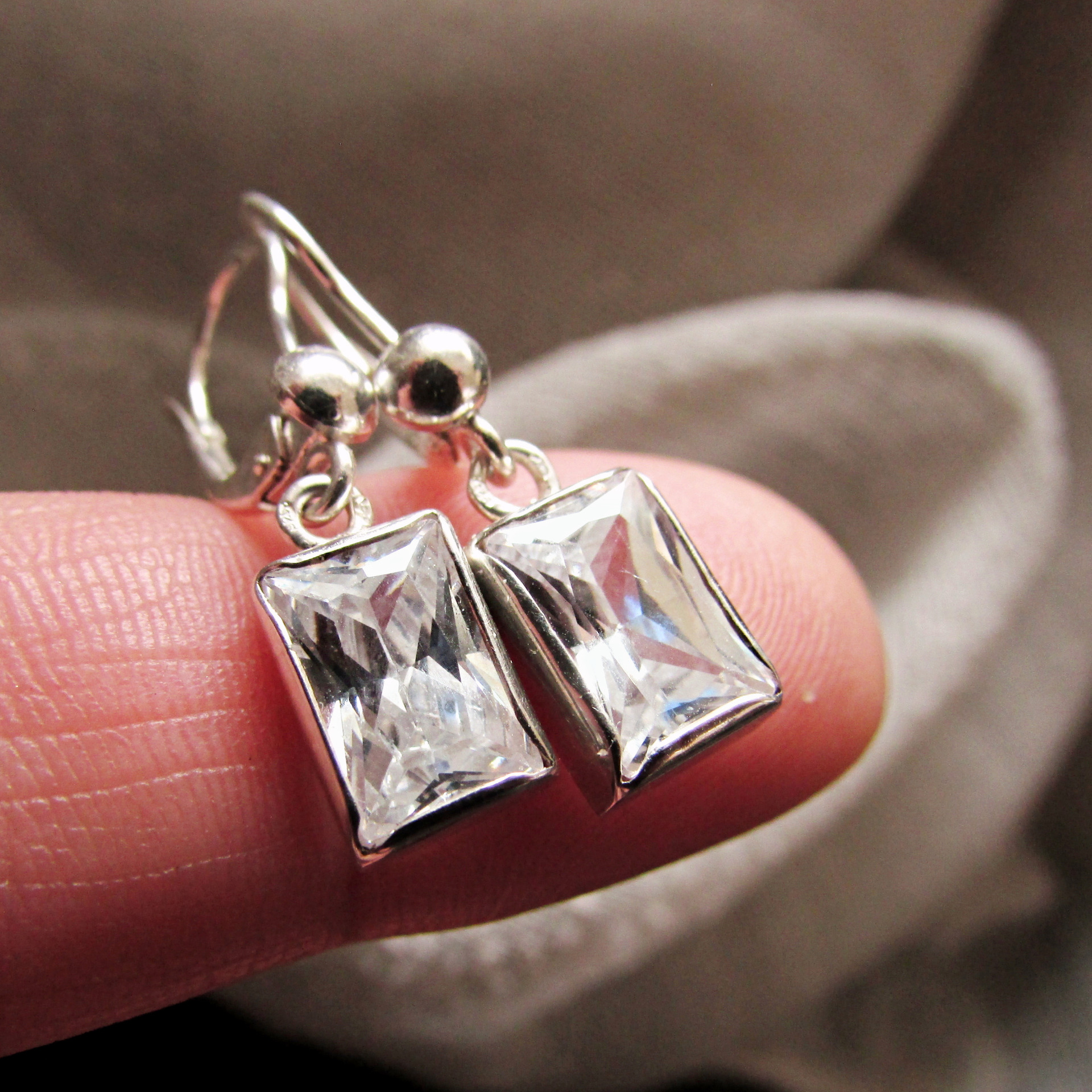 Elegantní náušnice s broušenými zirkony