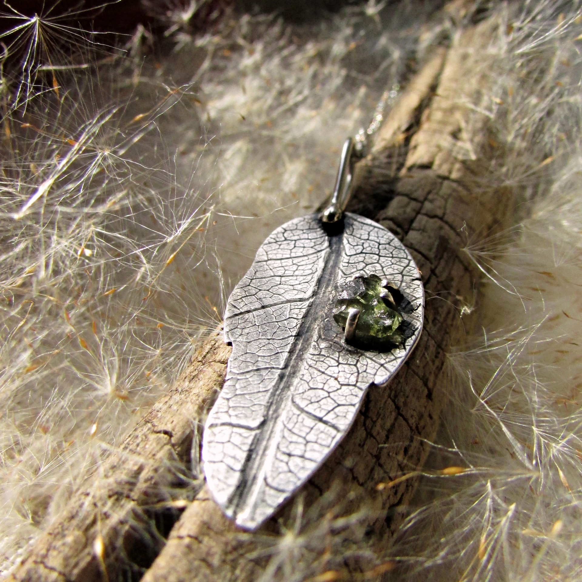 Stříbrný lístek s vltavínem - přívěsek, ruční výroba