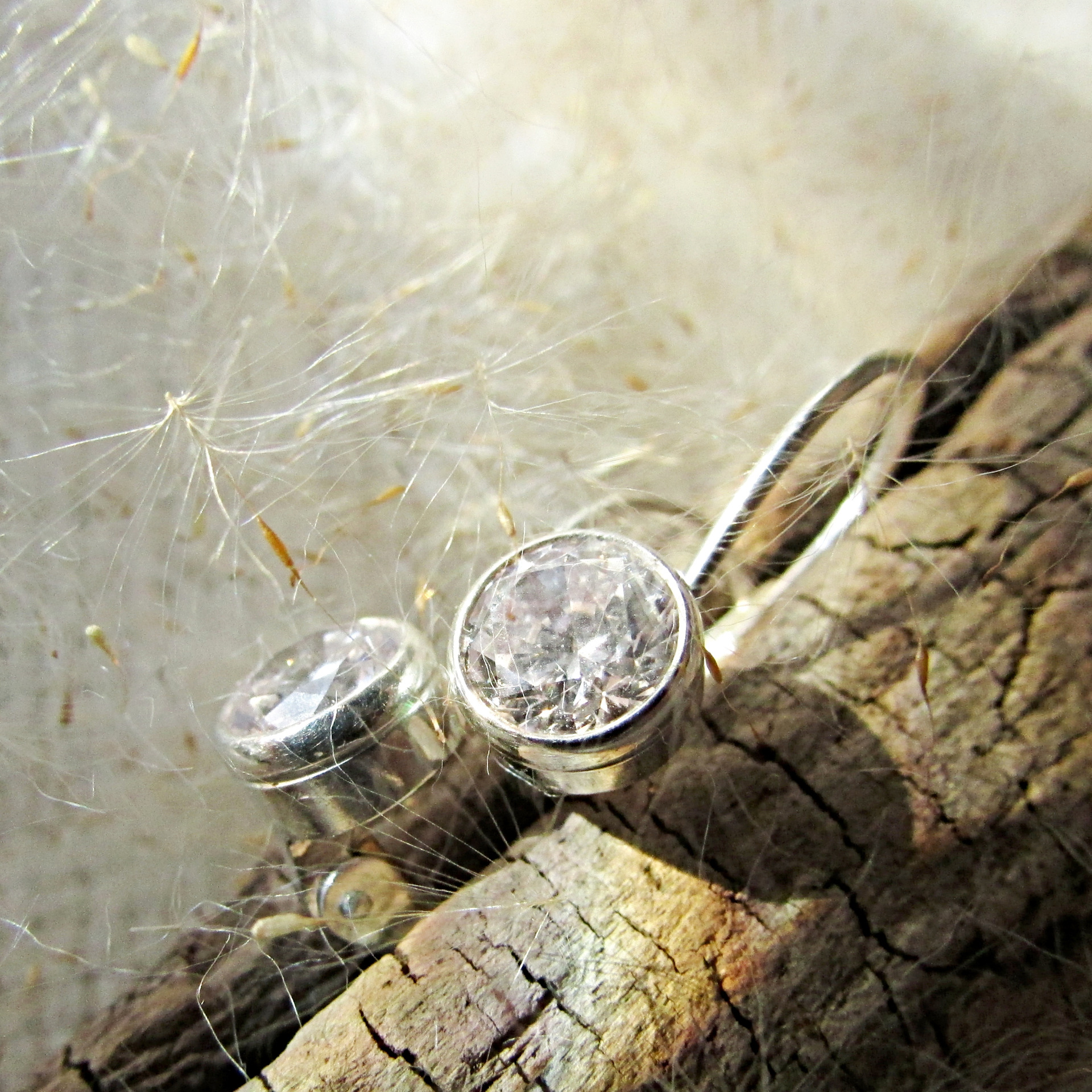 Stříbrné elegantní náušnice, broušené zirkony