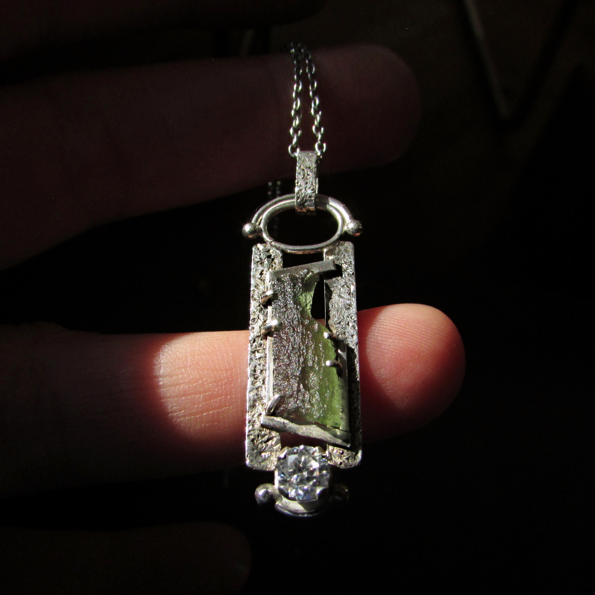 Stříbrný autorský šperk s vltavínem